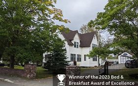 Hill Road Manor Bed & Breakfast